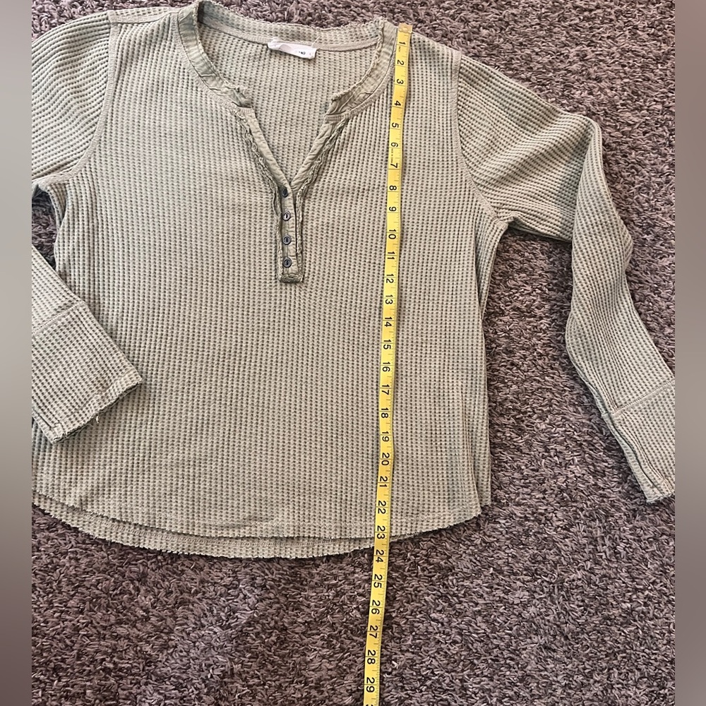 Lucky Brand 
Women’s 
Large
Celery Green Colored 
Long sleeve Henley - Picture 6 of 11